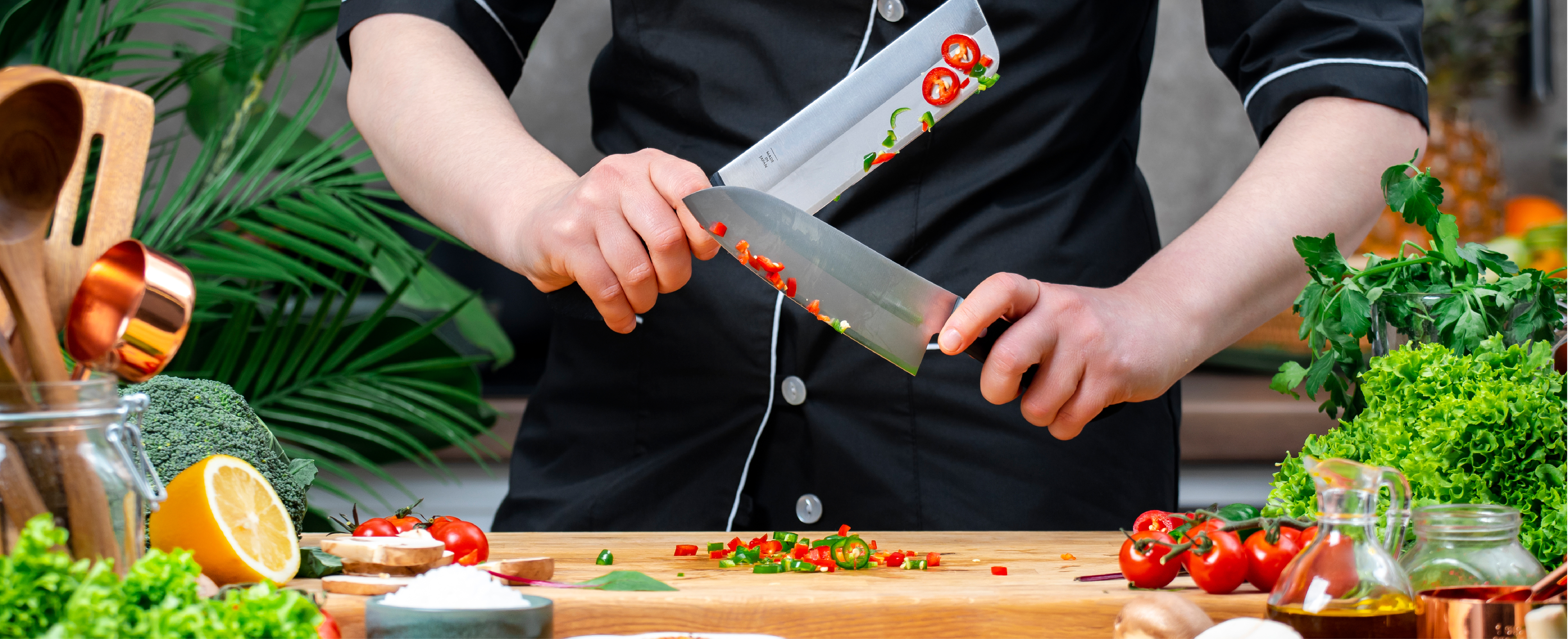 foto de uma pessoa a cortar legumes