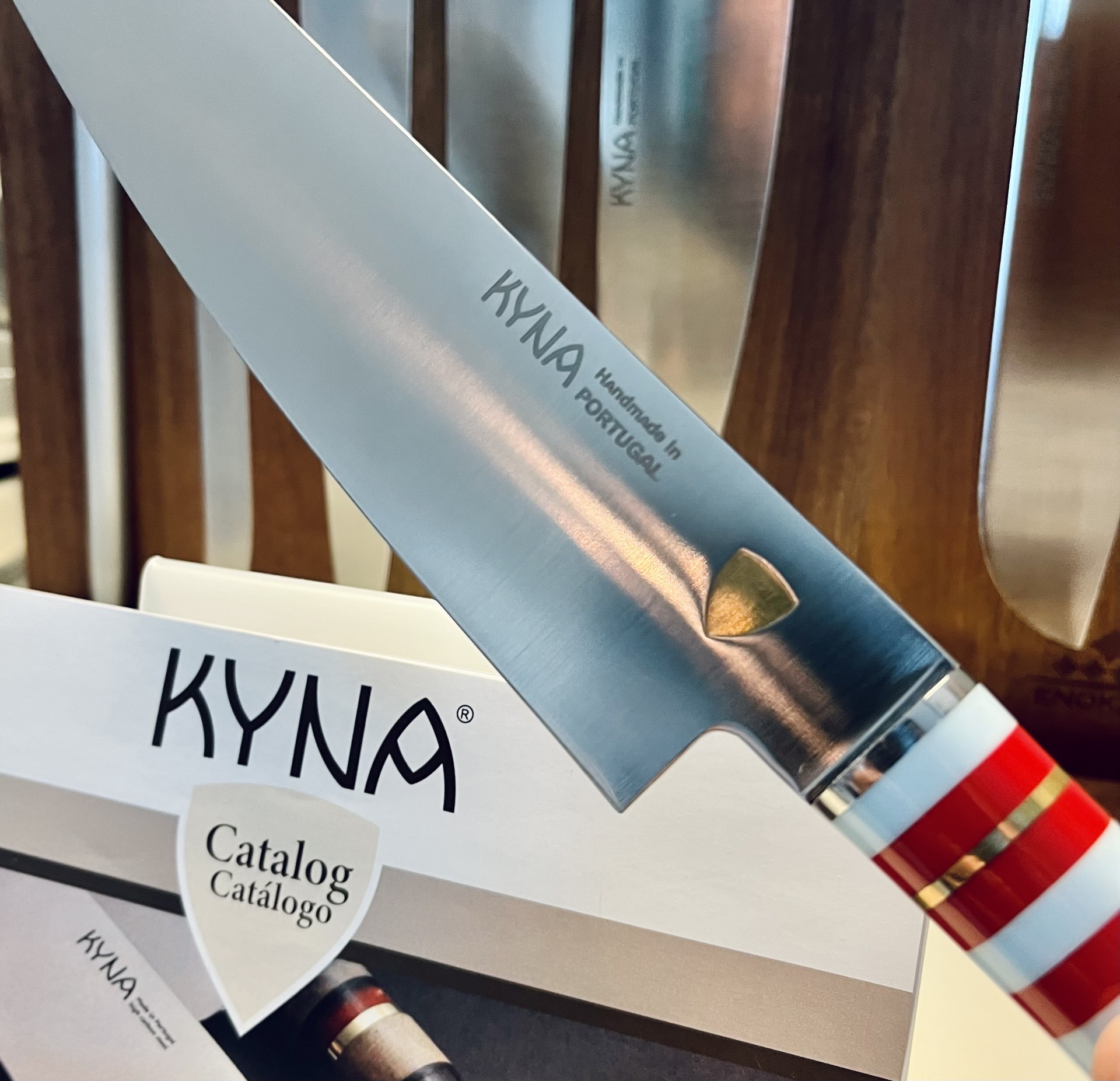 Facas profissionais em ambiente de cozinha